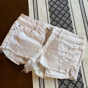 American Eagle white stretch shortie